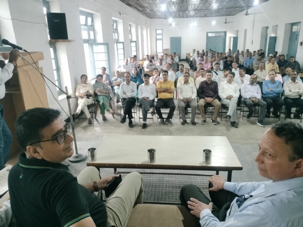 जिला स्तरीय बैठक में भाग लेते प्रतिभागी।