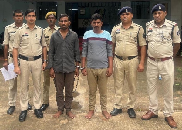 कुरूद थाना में गिरफ्तार दोनों आरोपित पुलिस हिरासत में।