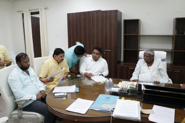 विधानसभा की समिति के सदस्यों की तस्वीर