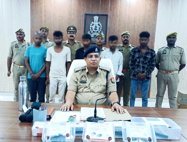 पुलिस लाइन स्थित सभागार में आयोजित पत्रकार वार्ता के दौरान अपर पुलिस अधीक्षक नगर रितेश सिंह व आरोपी एवं पुलिस।
