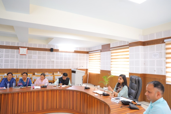 पौड़ी में केंद्र व राज्य पोषित योजनाओं की संबंध में अधिकारों से के साथ बैठक लेती जिलाधिकारी