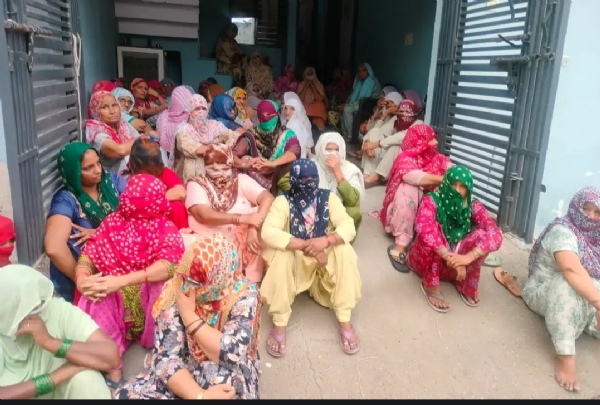 पानीपत के गांव जोधन कला में मृतक यश के घर पर एकत्र महिलाएं।