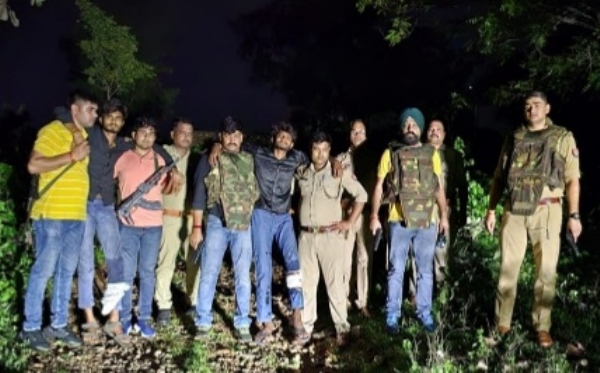 घायलों को मेडिकल कॉलेज ले जाते पुलिस कर्मी