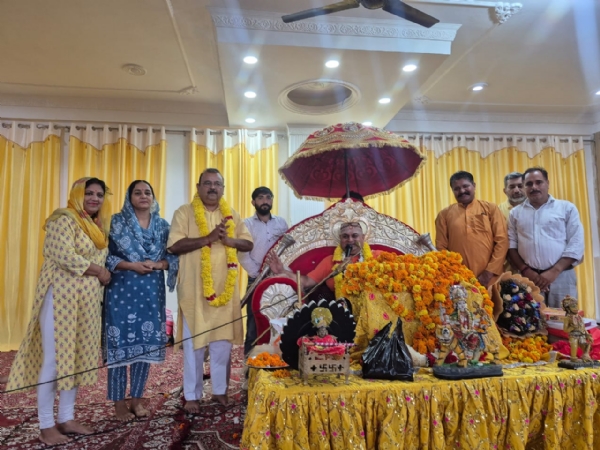 सवामी अक्ष्ररानंद जी के आशम ओं विधायक चंदर प्रकाश गंगा्