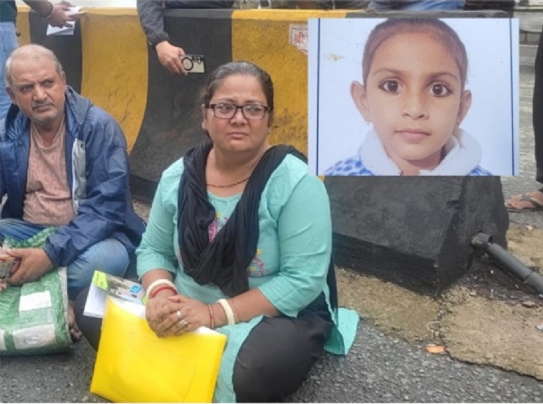 उपायुक्त कार्यालय के बाहर रोती पिंकी