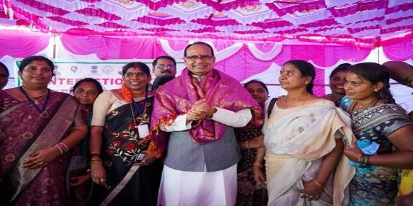 आंध्रप्रदेश में दीदियों के साथ संवाद करते हुए शिवराज सिंह चौहान