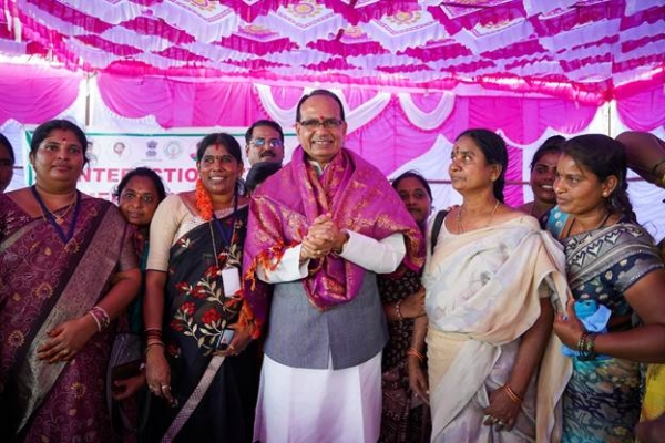 आंध्रप्रदेश में दीदियों के साथ संवाद करते हुए शिवराज सिंह चौहान
