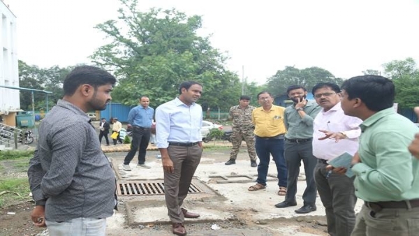 कलेक्ट्रेट कार्यालय परिसर में बनवाए गए वाटर हार्वेस्टिंग सिस्टम का निरीक्षण