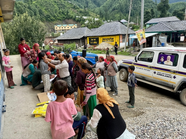 अस्पताल -सांसद मोबाइल स्वास्थ्य सेवा की मोबाइल मेडिकल वैन स्वास्थ्य सेवाएं देते हुए।