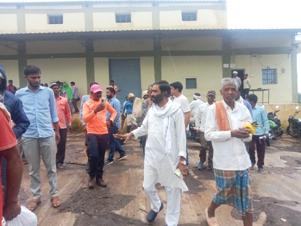 गाेदाम काे देख कर बाहर आते विधायक