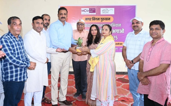 गुरुग्राम के सेक्टर-31 स्थित पॉलीक्लीनिक में उज्जवल दृष्टि अभियान के शुभारंभ अवसर पर लोगों को चश्में वितरित करतीं सिविल सर्जन डा. अलका सिंह।