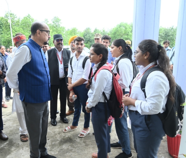 राज्यपाल डेका छात्रों  से चर्चाकरते