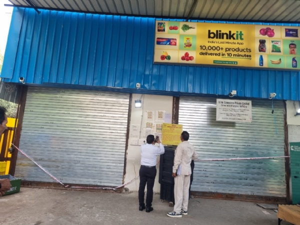 रामपुर गार्डन स्थित अवैध टिनशेड और ब्लिंकिट गोदाम को सील करती बीडीए की टीम। कार्रवाई के दौरान मौके पर मौजूद प्रवर्तन दल के अधिकारी