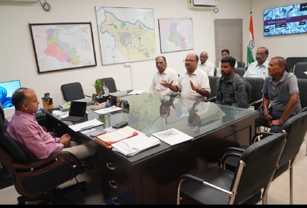 आम नागरिकों की समस्या सुनते उपायुक्त कर्ण सत्यार्थी