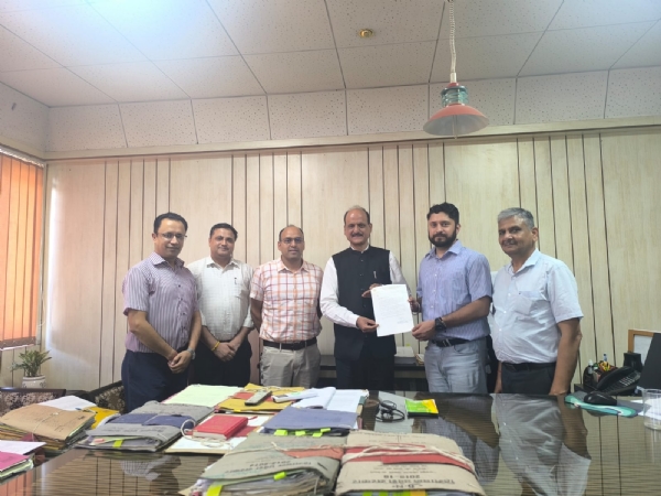 आपदा प्रभावितों के लिए राहत सामग्री सौंपते हुए।