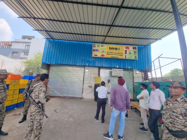 रामपुर गार्डन स्थित अवैध टिनशेड और ब्लिंकिट गोदाम को सील करती बीडीए की टीम। कार्रवाई के दौरान मौके पर मौजूद प्रवर्तन दल के अधिकारी