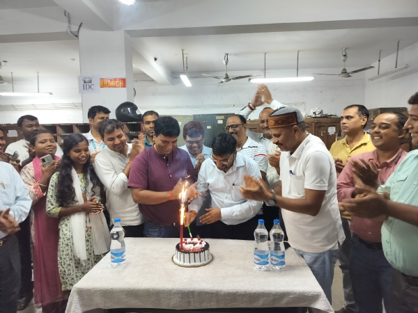 खुशी मनाते प्रधान डाकघर के कर्मचारी