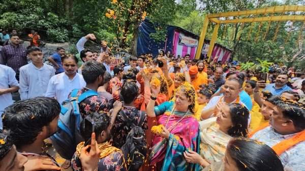 कांवड़ मेले में श्रद्धालुओं पर पुष्पवर्षा कर  स्वागत करते शासन प्रशासन