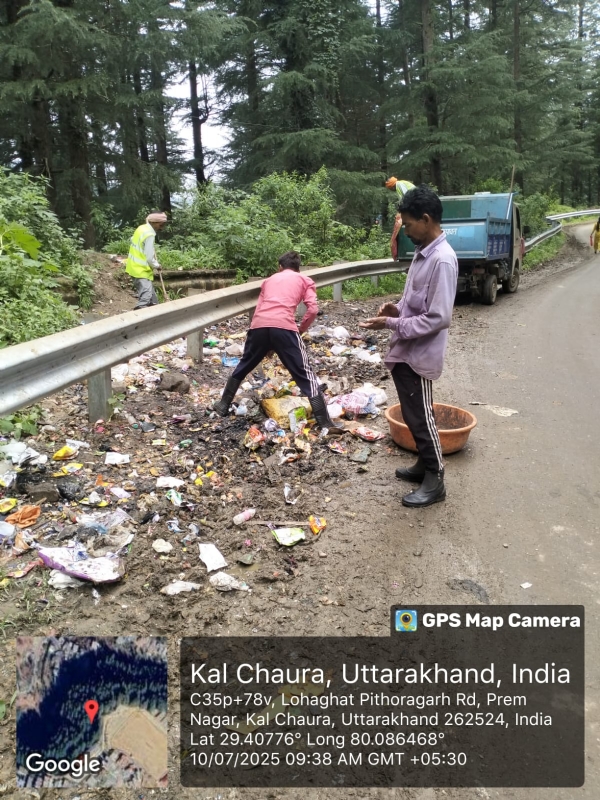 स्वच्छता अभियान चलाते सफाई कर्मी