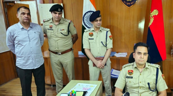 जानकारी देते पुलिस अधीक्षक अमित यशवर्धन उनके साथ हैं डीएसपी रविन्द्र सांगवान व बास थाना प्रभारी इंस्पेक्टर मंदीप सिंह।