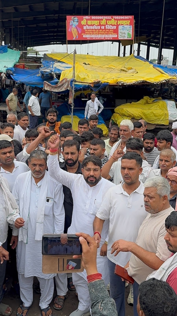 सब्जी मंडी बहादुरगढ़ में हड़ताल समाप्त करने की घोषणा करते संजीव सैनी।
