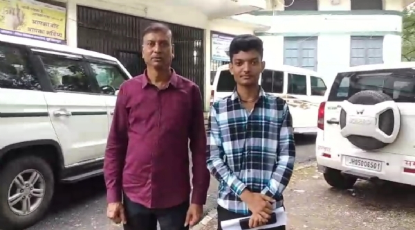 पीड़ित छात्र आसिफ खान और पिता आरिफ खान