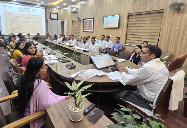 अधिकारियों को बैठक में निर्देश देते डीएम।