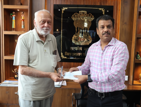 बेंगलुरू से आई सहायता राशि एडीएम को सौंपते हुए सुभाषपॉल।