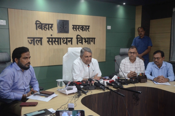 जल संसाधन मंत्री विजय चौधरी प्रेस कांफ्रेंस को संबोधित करते