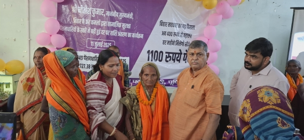 लाभुकों को सम्मानित करते विधायक