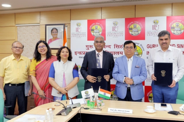 आईपी यूनिवर्सिटी और सीईएमसीए के बीच एमओयू के दौरान सीईएमसीए के निदेशक डॉ. बशीरहमद शद्रच और जीजीएसआईपीयू के रजिस्ट्रार डॉ. कमल पाठक