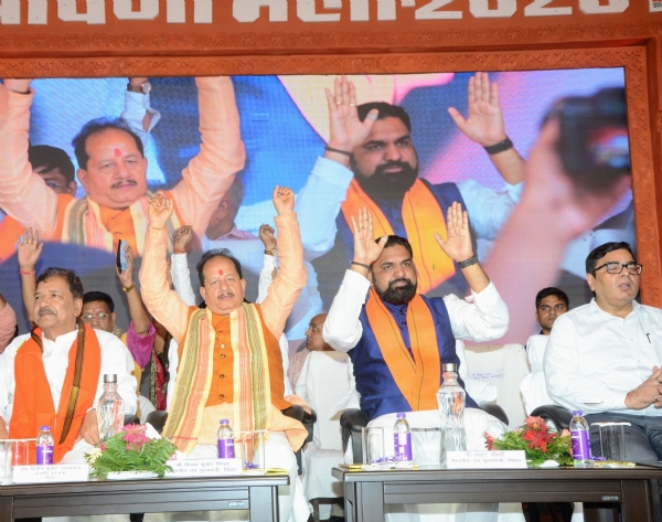 भाजपा प्रदेश अध्यक्ष दिलीप जायसवाल , उपमुख्यमंत्री सम्राट चौधरी और विजय कुमार सिंह श्रावणी मेला का उद्घाटन करते
