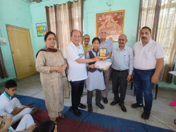 अखिल भारतीय चित्रकला व निबंध प्रतियोगिता के विजेता को पुरस्कृत करते हुए।