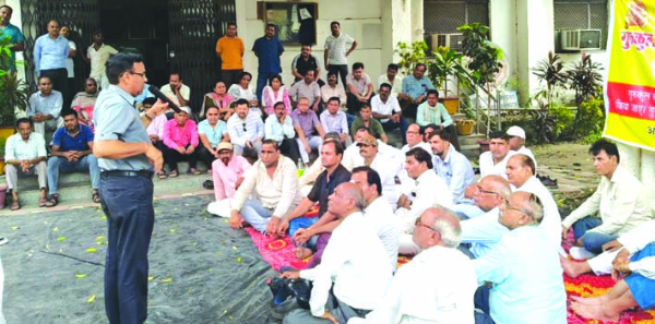 धरना देते कर्मचारी