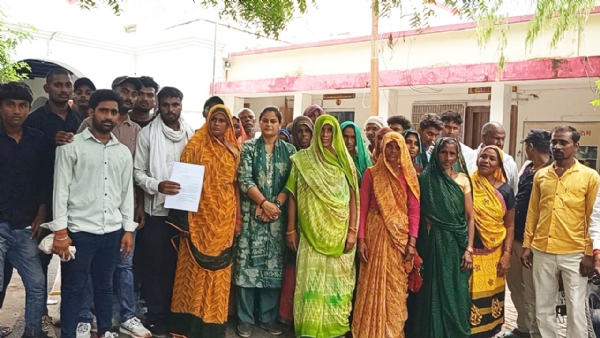ज्ञापन देने जाते ग्रामीण