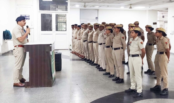 गुरुग्राम में कांवड़ यात्रा व बरसात को लेकर यातायात पुलिस में शामिल जवानों को दिशा-निर्देश देते अधिकारी।