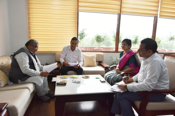 पानीपत में अधिकारियों की बैठक लेते कैबिनेट मंत्री कृष्ण लाल पंवार