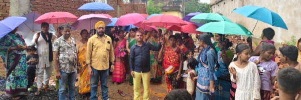 छाता का वितरण करते संस्था के लोग