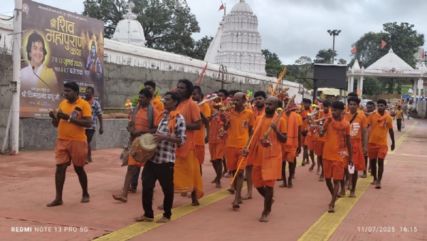 कावडिए नर्मदा जल ले जाते