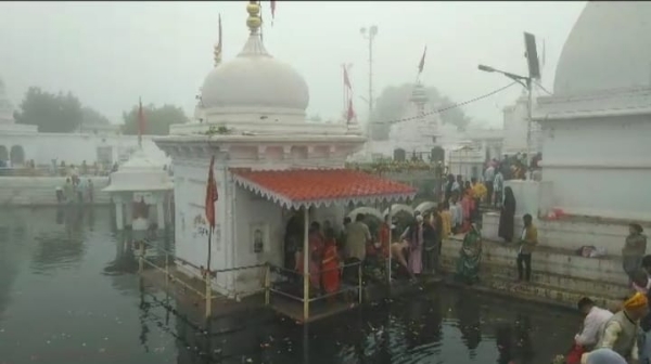 मॉ नर्मदा के दर्शन हेतु कतार