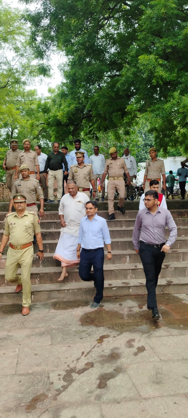 जिलाधिकारी शिवालयों का निरीक्षण करते हुए