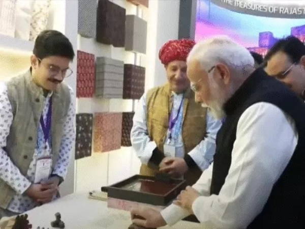 प्रदर्शनी में कपड़ों पर हैंड प्रिंटिंग करते पीएम।