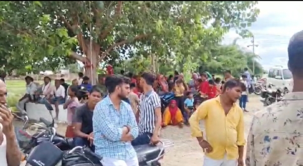 मौके पर पहुंची भीड़