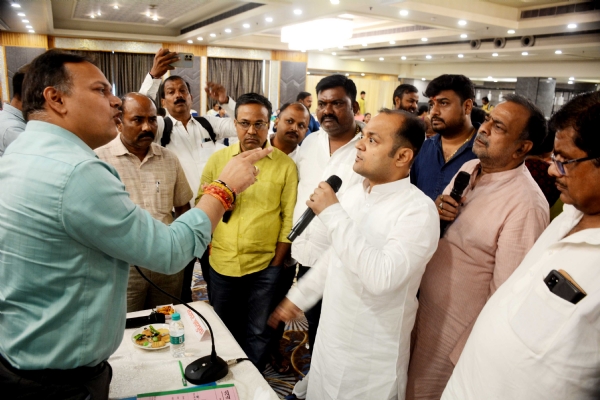 पटना नगर निगम बोर्ड की बैठक  के दौरान हंगामा