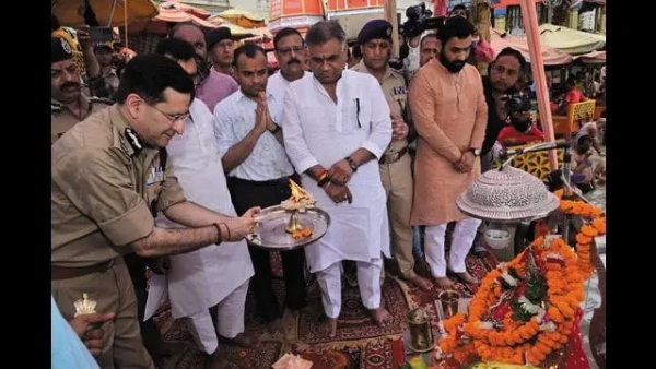 गंगा पूजन करते दीपम सेठ