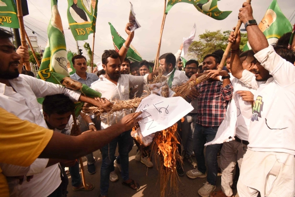 बढ़ते अपराध के विरोध में छात्र राजद ने नीतीश कुमार का पुतला फूंका