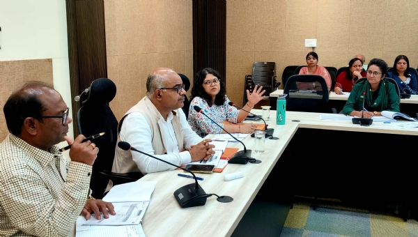 कानपुर में सरसैया घाट स्थित नवीन सभागार में बैठक को संबोधित करते जिला अधिकारी जितेंद्र प्रताप सिंह का छायाचित्र