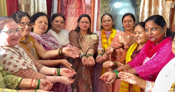 श्रावण मास की पावन शुरुआत पर भगवान शिव-पार्वती की पूजा कर महिलाओं को बांगीं हरी चूड़ियां