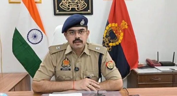 बमबाजी मामले में इनाम घोषित करने के संबंध जानकारी देते हुए एडीसीपी का छाया चित्र