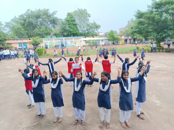 मानव श्रंखला बनाकर जागरूकता संदेश देते हुए रेडक्रास के सदस्य।